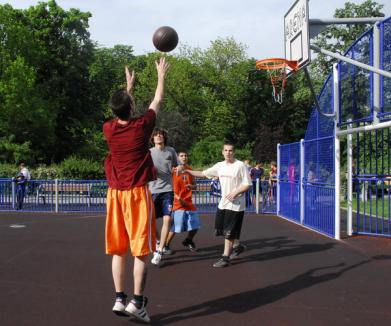 Vineri şi sâmbătă, elevii se întrec la streetball în Cupa Toamnei Orădene
